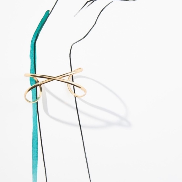 Anthropologie Twisted bracelet cuff in gold. - Picture 4 of 4